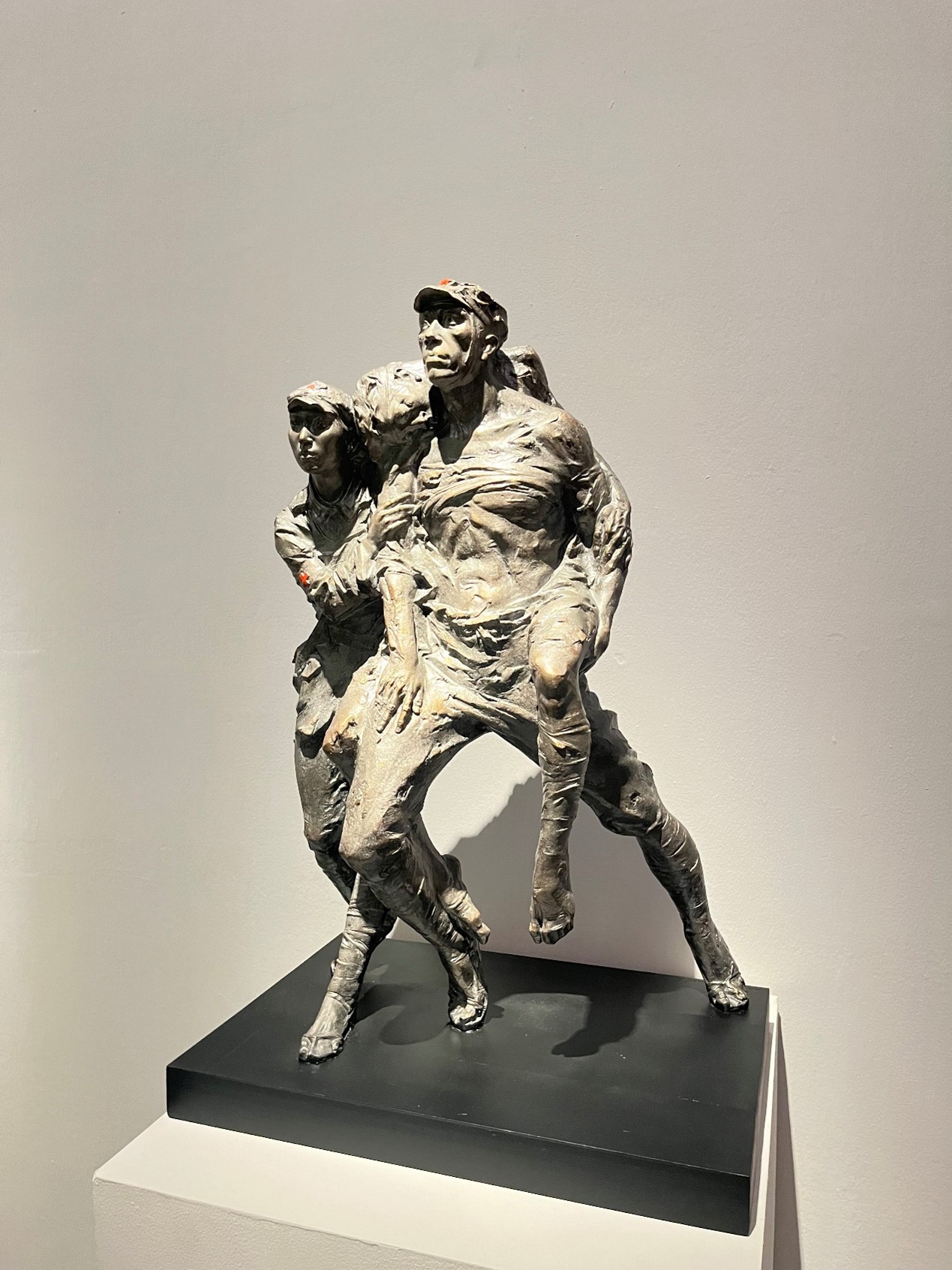 <h2>信念高地</h2><p>作者：陈继龙</p><p>创作年代：2024年</p><p>规格：85cm×58cm×40cm</p><p>品类：光敏树脂</p>